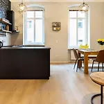 Lejlighed Two Br And Two Bth Self Checkin Street Parking