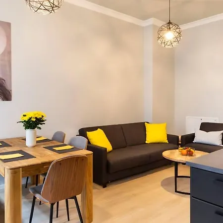 Two Br And Two Bth Self Checkin Street Parking Apartment